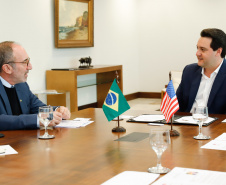 O governador Carlos Massa Ratinho Junior se reuniu nesta quinta-feira (22), no Palácio Iguaçu, com o cônsul-geral dos Estados Unidos em São Paulo, Adam Shub, para debater possíveis parcerias que atendam as áreas de educação e segurança pública. 