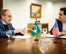 O governador Carlos Massa Ratinho Junior se reuniu nesta quinta-feira (22), no Palácio Iguaçu, com o cônsul-geral dos Estados Unidos em São Paulo, Adam Shub, para debater possíveis parcerias que atendam as áreas de educação e segurança pública. 