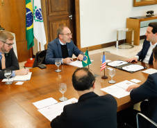 O governador Carlos Massa Ratinho Junior se reuniu nesta quinta-feira (22), no Palácio Iguaçu, com o cônsul-geral dos Estados Unidos em São Paulo, Adam Shub, para debater possíveis parcerias que atendam as áreas de educação e segurança pública. 