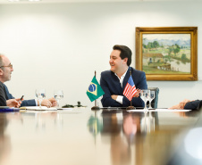 O governador Carlos Massa Ratinho Junior se reuniu nesta quinta-feira (22), no Palácio Iguaçu, com o cônsul-geral dos Estados Unidos em São Paulo, Adam Shub, para debater possíveis parcerias que atendam as áreas de educação e segurança pública. 