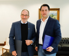 O governador Carlos Massa Ratinho Junior se reuniu nesta quinta-feira (22), no Palácio Iguaçu, com o cônsul-geral dos Estados Unidos em São Paulo, Adam Shub, para debater possíveis parcerias que atendam as áreas de educação e segurança pública. 