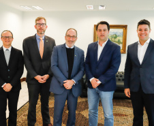 O governador Carlos Massa Ratinho Junior se reuniu nesta quinta-feira (22), no Palácio Iguaçu, com o cônsul-geral dos Estados Unidos em São Paulo, Adam Shub, para debater possíveis parcerias que atendam as áreas de educação e segurança pública. 