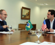 O governador Carlos Massa Ratinho Junior se reuniu nesta quinta-feira (22), no Palácio Iguaçu, com o cônsul-geral dos Estados Unidos em São Paulo, Adam Shub, para debater possíveis parcerias que atendam as áreas de educação e segurança pública. .Foto Gilson Abreu/AEN