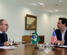 O governador Carlos Massa Ratinho Junior se reuniu nesta quinta-feira (22), no Palácio Iguaçu, com o cônsul-geral dos Estados Unidos em São Paulo, Adam Shub, para debater possíveis parcerias que atendam as áreas de educação e segurança pública. .Foto Gilson Abreu/AEN