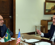 O governador Carlos Massa Ratinho Junior se reuniu nesta quinta-feira (22), no Palácio Iguaçu, com o cônsul-geral dos Estados Unidos em São Paulo, Adam Shub, para debater possíveis parcerias que atendam as áreas de educação e segurança pública. .Foto Gilson Abreu/AEN
