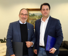 O governador Carlos Massa Ratinho Junior se reuniu nesta quinta-feira (22), no Palácio Iguaçu, com o cônsul-geral dos Estados Unidos em São Paulo, Adam Shub, para debater possíveis parcerias que atendam as áreas de educação e segurança pública. .Foto Gilson Abreu/AEN