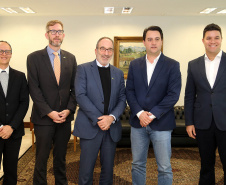 O governador Carlos Massa Ratinho Junior se reuniu nesta quinta-feira (22), no Palácio Iguaçu, com o cônsul-geral dos Estados Unidos em São Paulo, Adam Shub, para debater possíveis parcerias que atendam as áreas de educação e segurança pública. .Foto Gilson Abreu/AEN