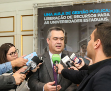 O governador Carlos Massa Ratinho Junior libera nesta segunda-feira (26),  em evento no Palácio Iguaçu, suplementação orçamentária para universidades estaduais. Na foto o  secretário de Estado da Saúde, Beto Preto.  Curitiba, 26/08/2019 -Foto: Geraldo Bubniak/AEN