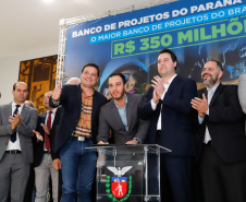 O governador Carlos Massa Ratinho Junior lançou nesta segunda-feira (26), no Palácio Iguaçu, um banco de projetos executivos de R$ 350 milhões para viabilizar e agilizar obras de reestruturação de rodovias, ferrovias e da segurança pública. 