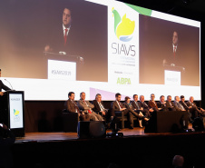 O governador Carlos Massa Ratinho Junior defendeu nesta terça-feira (27), na abertura do Salão Internacional de Avicultura e Suinocultura (Siavs), em São Paulo, que o Brasil deve reforçar a imagem de grande produtor global de alimentos e reafirmou a necessidade da industrialização da produção agropecuária para agregar mais valor aos produtos do campo.
