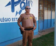 De segunda a sexta-feira, em horários alternados, o Cabo Agnaldo Monteiro trabalha no Polivalente. Aos 49 anos, a vontade de colocar a farda outra vez falou mais alto para o policial que tem no currículo uma boa experiência com estudantes. É que antes de se aposentar, Agnaldo atuou por quatro anos no Batalhão de Patrulha Escolar Comunitária (BPEC) e atendeu chamados em várias escolas de Londrina.
Foto: Divulgação/SEED