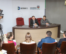 O diretor-geral do Departamento de Trânsito do Paraná (Detran-PR), Cesar Kogut e o diretor administrativo financeiro, coronel Carneiro em coletiva de imprensa para anunciar o novo valor do Registro de Contrato de Financiamento.    27/08/2019 -  Foto: Geraldo Bubniak/AEN