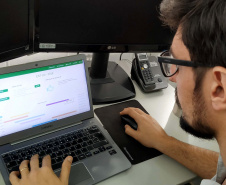 O Instituto Agronômico do Paraná (Iapar) desenvolveu com a startup Agropixel de Londrina um sistema que contribui para o gerenciamento de máquinas agrícolas, sobretudo para propriedades que produzam grãos. Foi criada uma plataforma web gratuita para os agricultores acrescentarem dados que podem ajudá-los a controlar os gastos e aumentar a rentabilidade. Foto: Divulgação/Iapar
