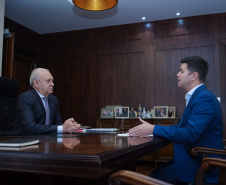 O Governo do Paraná encaminhou à Assembleia Legislativa nesta quarta-feira (28) projeto de lei que acaba com o encerramento aleatório no processo de licitação conhecido como pregão eletrônico. A entrega do projeto foi feita pessoalmente pelo chefe da Casa Civil, Guto Silva, ao presidente da Casa, deputado Ademar Traiano.Foto: Guilherme Flores/Casa Civil