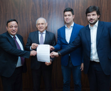O Governo do Paraná encaminhou à Assembleia Legislativa nesta quarta-feira (28) projeto de lei que acaba com o encerramento aleatório no processo de licitação conhecido como pregão eletrônico. A entrega do projeto foi feita pessoalmente pelo chefe da Casa Civil, Guto Silva, ao presidente da Casa, deputado Ademar Traiano.Foto: Guilherme Flores/Casa Civil
