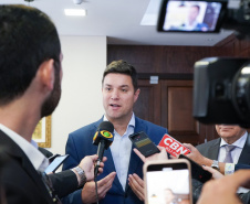 O Governo do Paraná encaminhou à Assembleia Legislativa nesta quarta-feira (28) projeto de lei que acaba com o encerramento aleatório no processo de licitação conhecido como pregão eletrônico. A entrega do projeto foi feita pessoalmente pelo chefe da Casa Civil, Guto Silva, ao presidente da Casa, deputado Ademar Traiano.Foto: Guilherme Flores/Casa Civil