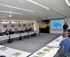 A criação de uma rede de profissionais para ampliar e qualificar o trabalho de assistência técnica e extensão rural, sobretudo para os pequenos agricultores, começou a ser traçada em um seminário promovido nesta semana, na sede do Emater, em Curitiba