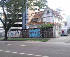A Secretaria de Estado da Administração e da Previdência lançou o Edital de Concorrência Pública 37/2019 para a venda de 24 imóveis públicos que estão sem uso. Juntas, as propriedades têm valor total de R$15.456.229,50. O formato da licitação é a apresentação da maior oferta a partir do mínimo estipulado. Casa em Curitiba.