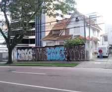 A Secretaria de Estado da Administração e da Previdência lançou o Edital de Concorrência Pública 37/2019 para a venda de 24 imóveis públicos que estão sem uso. Juntas, as propriedades têm valor total de R$15.456.229,50. O formato da licitação é a apresentação da maior oferta a partir do mínimo estipulado. Casa em Curitiba.