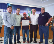 O Instituto de Terras, Cartografia e Geologia do Paraná (ITCG), vinculado à Secretaria do Desenvolvimento Sustentável e do Turismo, entregou nesta quinta-feira (29) documentos técnicos para a regularização de imóveis de 46 pequenos produtores rurais que ocupam terras particulares no município de Renascença, no Sudoeste do Estado. Foto: Divulgação/SEDEST