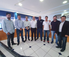 O Instituto de Terras, Cartografia e Geologia do Paraná (ITCG), vinculado à Secretaria do Desenvolvimento Sustentável e do Turismo, entregou nesta quinta-feira (29) documentos técnicos para a regularização de imóveis de 46 pequenos produtores rurais que ocupam terras particulares no município de Renascença, no Sudoeste do Estado. Foto: Divulgação/SEDEST