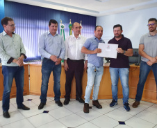O Instituto de Terras, Cartografia e Geologia do Paraná (ITCG), vinculado à Secretaria do Desenvolvimento Sustentável e do Turismo, entregou nesta quinta-feira (29) documentos técnicos para a regularização de imóveis de 46 pequenos produtores rurais que ocupam terras particulares no município de Renascença, no Sudoeste do Estado. Foto: Divulgação/SEDEST