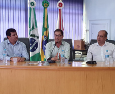 O Instituto de Terras, Cartografia e Geologia do Paraná (ITCG), vinculado à Secretaria do Desenvolvimento Sustentável e do Turismo, entregou nesta quinta-feira (29) documentos técnicos para a regularização de imóveis de 46 pequenos produtores rurais que ocupam terras particulares no município de Renascença, no Sudoeste do Estado. Foto: Divulgação/SEDEST