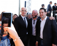 O governador Carlos Massa Ratinho Junior lançou nesta sexta-feira (30), em São José dos Pinhais, o projeto-piloto Em Frente Brasil - Programa Nacional de Enfrentamento à Criminalidade Violenta. A cidade recebeu 100 policiais da Força Nacional de Segurança, que passarão a atuar em conjunto com as forças de segurança estaduais (Polícia Militar e Polícia Civil) e de São José dos Pinhais (Guarda Municipal).