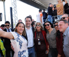 O governador Carlos Massa Ratinho Junior lançou nesta sexta-feira (30), em São José dos Pinhais, o projeto-piloto Em Frente Brasil - Programa Nacional de Enfrentamento à Criminalidade Violenta. A cidade recebeu 100 policiais da Força Nacional de Segurança, que passarão a atuar em conjunto com as forças de segurança estaduais (Polícia Militar e Polícia Civil) e de São José dos Pinhais (Guarda Municipal).