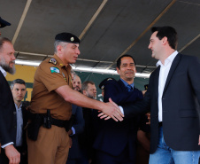 O governador Carlos Massa Ratinho Junior lançou nesta sexta-feira (30), em São José dos Pinhais, o projeto-piloto Em Frente Brasil - Programa Nacional de Enfrentamento à Criminalidade Violenta. A cidade recebeu 100 policiais da Força Nacional de Segurança, que passarão a atuar em conjunto com as forças de segurança estaduais (Polícia Militar e Polícia Civil) e de São José dos Pinhais (Guarda Municipal).