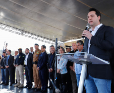 O governador Carlos Massa Ratinho Junior lançou nesta sexta-feira (30), em São José dos Pinhais, o projeto-piloto Em Frente Brasil - Programa Nacional de Enfrentamento à Criminalidade Violenta. A cidade recebeu 100 policiais da Força Nacional de Segurança, que passarão a atuar em conjunto com as forças de segurança estaduais (Polícia Militar e Polícia Civil) e de São José dos Pinhais (Guarda Municipal).