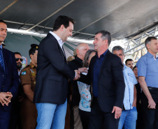 O governador Carlos Massa Ratinho Junior lançou nesta sexta-feira (30), em São José dos Pinhais, o projeto-piloto Em Frente Brasil - Programa Nacional de Enfrentamento à Criminalidade Violenta. A cidade recebeu 100 policiais da Força Nacional de Segurança, que passarão a atuar em conjunto com as forças de segurança estaduais (Polícia Militar e Polícia Civil) e de São José dos Pinhais (Guarda Municipal).