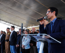 O governador Carlos Massa Ratinho Junior lançou nesta sexta-feira (30), em São José dos Pinhais, o projeto-piloto Em Frente Brasil - Programa Nacional de Enfrentamento à Criminalidade Violenta. A cidade recebeu 100 policiais da Força Nacional de Segurança, que passarão a atuar em conjunto com as forças de segurança estaduais (Polícia Militar e Polícia Civil) e de São José dos Pinhais (Guarda Municipal).