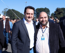 O governador Carlos Massa Ratinho Junior lançou nesta sexta-feira (30), em São José dos Pinhais, o projeto-piloto Em Frente Brasil - Programa Nacional de Enfrentamento à Criminalidade Violenta. A cidade recebeu 100 policiais da Força Nacional de Segurança, que passarão a atuar em conjunto com as forças de segurança estaduais (Polícia Militar e Polícia Civil) e de São José dos Pinhais (Guarda Municipal).