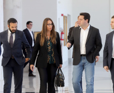 Um acordo assinado pelo governador Carlos Massa Ratinho Junior e o Grupo Latam Airlines vai abrir 71 novos voos no Estado. A empresa destaca que haverá ampliação de 17% das operações Paraná, fazendo do Estado o quarto maior mercado da companhia no Brasil. O anúncio feito nesta sexta-feira (30), no Palácio Iguaçu, em Curitiba.Curitiba, 30-08-19.Foto: Arnaldo Alves / AEN