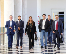 Um acordo assinado pelo governador Carlos Massa Ratinho Junior e o Grupo Latam Airlines vai abrir 71 novos voos no Estado. A empresa destaca que haverá ampliação de 17% das operações Paraná, fazendo do Estado o quarto maior mercado da companhia no Brasil. O anúncio feito nesta sexta-feira (30), no Palácio Iguaçu, em Curitiba.Curitiba, 30-08-19.Foto: Arnaldo Alves / AEN