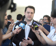 Um acordo assinado pelo governador Carlos Massa Ratinho Junior e o Grupo Latam Airlines vai abrir 71 novos voos no Estado. A empresa destaca que haverá ampliação de 17% das operações Paraná, fazendo do Estado o quarto maior mercado da companhia no Brasil. O anúncio feito nesta sexta-feira (30), no Palácio Iguaçu, em Curitiba.Curitiba, 30-08-19.Foto: Arnaldo Alves / AEN