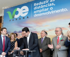 Um acordo assinado pelo governador Carlos Massa Ratinho Junior e o Grupo Latam Airlines vai abrir 71 novos voos no Estado. A empresa destaca que haverá ampliação de 17% das operações Paraná, fazendo do Estado o quarto maior mercado da companhia no Brasil. O anúncio feito nesta sexta-feira (30), no Palácio Iguaçu, em Curitiba.Curitiba, 30-08-19.Foto: Arnaldo Alves / AEN