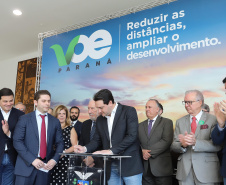 Um acordo assinado pelo governador Carlos Massa Ratinho Junior e o Grupo Latam Airlines vai abrir 71 novos voos no Estado. A empresa destaca que haverá ampliação de 17% das operações Paraná, fazendo do Estado o quarto maior mercado da companhia no Brasil. O anúncio feito nesta sexta-feira (30), no Palácio Iguaçu, em Curitiba.Curitiba, 30-08-19.Foto: Arnaldo Alves / AEN