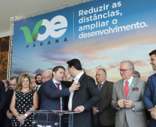 Um acordo assinado pelo governador Carlos Massa Ratinho Junior e o Grupo Latam Airlines vai abrir 71 novos voos no Estado. A empresa destaca que haverá ampliação de 17% das operações Paraná, fazendo do Estado o quarto maior mercado da companhia no Brasil. O anúncio feito nesta sexta-feira (30), no Palácio Iguaçu, em Curitiba.Curitiba, 30-08-19.Foto: Arnaldo Alves / AEN