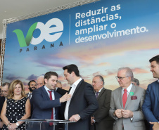 Um acordo assinado pelo governador Carlos Massa Ratinho Junior e o Grupo Latam Airlines vai abrir 71 novos voos no Estado. A empresa destaca que haverá ampliação de 17% das operações Paraná, fazendo do Estado o quarto maior mercado da companhia no Brasil. O anúncio feito nesta sexta-feira (30), no Palácio Iguaçu, em Curitiba.Curitiba, 30-08-19.Foto: Arnaldo Alves / AEN