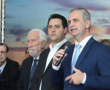 Um acordo assinado pelo governador Carlos Massa Ratinho Junior e o Grupo Latam Airlines vai abrir 71 novos voos no Estado. A empresa destaca que haverá ampliação de 17% das operações Paraná, fazendo do Estado o quarto maior mercado da companhia no Brasil. O anúncio feito nesta sexta-feira (30), no Palácio Iguaçu, em Curitiba.Curitiba, 30-08-19.Foto: Arnaldo Alves / AEN