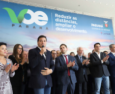 Um acordo assinado pelo governador Carlos Massa Ratinho Junior e o Grupo Latam Airlines vai abrir 71 novos voos no Estado. A empresa destaca que haverá ampliação de 17% das operações Paraná, fazendo do Estado o quarto maior mercado da companhia no Brasil. O anúncio feito nesta sexta-feira (30), no Palácio Iguaçu, em Curitiba.Curitiba, 30-08-19.Foto: Arnaldo Alves / AEN