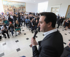 Um acordo assinado pelo governador Carlos Massa Ratinho Junior e o Grupo Latam Airlines vai abrir 71 novos voos no Estado. A empresa destaca que haverá ampliação de 17% das operações Paraná, fazendo do Estado o quarto maior mercado da companhia no Brasil. O anúncio feito nesta sexta-feira (30), no Palácio Iguaçu, em Curitiba.Curitiba, 30-08-19.Foto: Arnaldo Alves / AEN