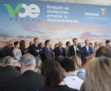 Um acordo assinado pelo governador Carlos Massa Ratinho Junior e o Grupo Latam Airlines vai abrir 71 novos voos no Estado. A empresa destaca que haverá ampliação de 17% das operações Paraná, fazendo do Estado o quarto maior mercado da companhia no Brasil. O anúncio feito nesta sexta-feira (30), no Palácio Iguaçu, em Curitiba.Curitiba, 30-08-19.Foto: Arnaldo Alves / AEN