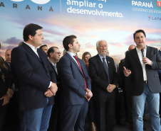 Um acordo assinado pelo governador Carlos Massa Ratinho Junior e o Grupo Latam Airlines vai abrir 71 novos voos no Estado. A empresa destaca que haverá ampliação de 17% das operações Paraná, fazendo do Estado o quarto maior mercado da companhia no Brasil. O anúncio feito nesta sexta-feira (30), no Palácio Iguaçu, em Curitiba.Curitiba, 30-08-19.Foto: Arnaldo Alves / AEN