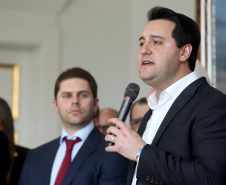 Um acordo assinado pelo governador Carlos Massa Ratinho Junior e o Grupo Latam Airlines vai abrir 71 novos voos no Estado. A empresa destaca que haverá ampliação de 17% das operações Paraná, fazendo do Estado o quarto maior mercado da companhia no Brasil. O anúncio feito nesta sexta-feira (30), no Palácio Iguaçu, em Curitiba.Curitiba, 30-08-19.Foto: Arnaldo Alves / AEN