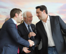 Um acordo assinado pelo governador Carlos Massa Ratinho Junior e o Grupo Latam Airlines vai abrir 71 novos voos no Estado. A empresa destaca que haverá ampliação de 17% das operações Paraná, fazendo do Estado o quarto maior mercado da companhia no Brasil. O anúncio feito nesta sexta-feira (30), no Palácio Iguaçu, em Curitiba.Curitiba, 30-08-19.Foto: Arnaldo Alves / AEN