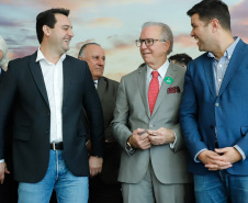Um acordo assinado pelo governador Carlos Massa Ratinho Junior e o Grupo Latam Airlines vai abrir 71 novos voos no Estado. A empresa destaca que haverá ampliação de 17% das operações Paraná, fazendo do Estado o quarto maior mercado da companhia no Brasil. O anúncio feito nesta sexta-feira (30), no Palácio Iguaçu, em Curitiba.