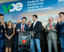 Um acordo assinado pelo governador Carlos Massa Ratinho Junior e o Grupo Latam Airlines vai abrir 71 novos voos no Estado. A empresa destaca que haverá ampliação de 17% das operações Paraná, fazendo do Estado o quarto maior mercado da companhia no Brasil. O anúncio feito nesta sexta-feira (30), no Palácio Iguaçu, em Curitiba.